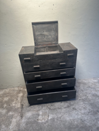 Stoer landelijk oud vegrijsd houten kast kastje desk buro toonbank dressoir commode ladekast Sidetable wandtafel commode met klepje
