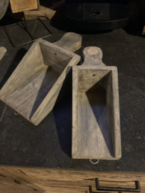 Leuke grijze wanddecoratie kandelaars small smal ornamentjes schepjes landelijk stoer