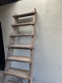 Oude vergrijsd houten open trap ladder 248 x 66 cm voor opkamer kelder of verdieping voor renovatie bij oud pand bijvoorbeeld boekenrek boekenkast etagere vide vliering kelder schap rek landelijk stoer
