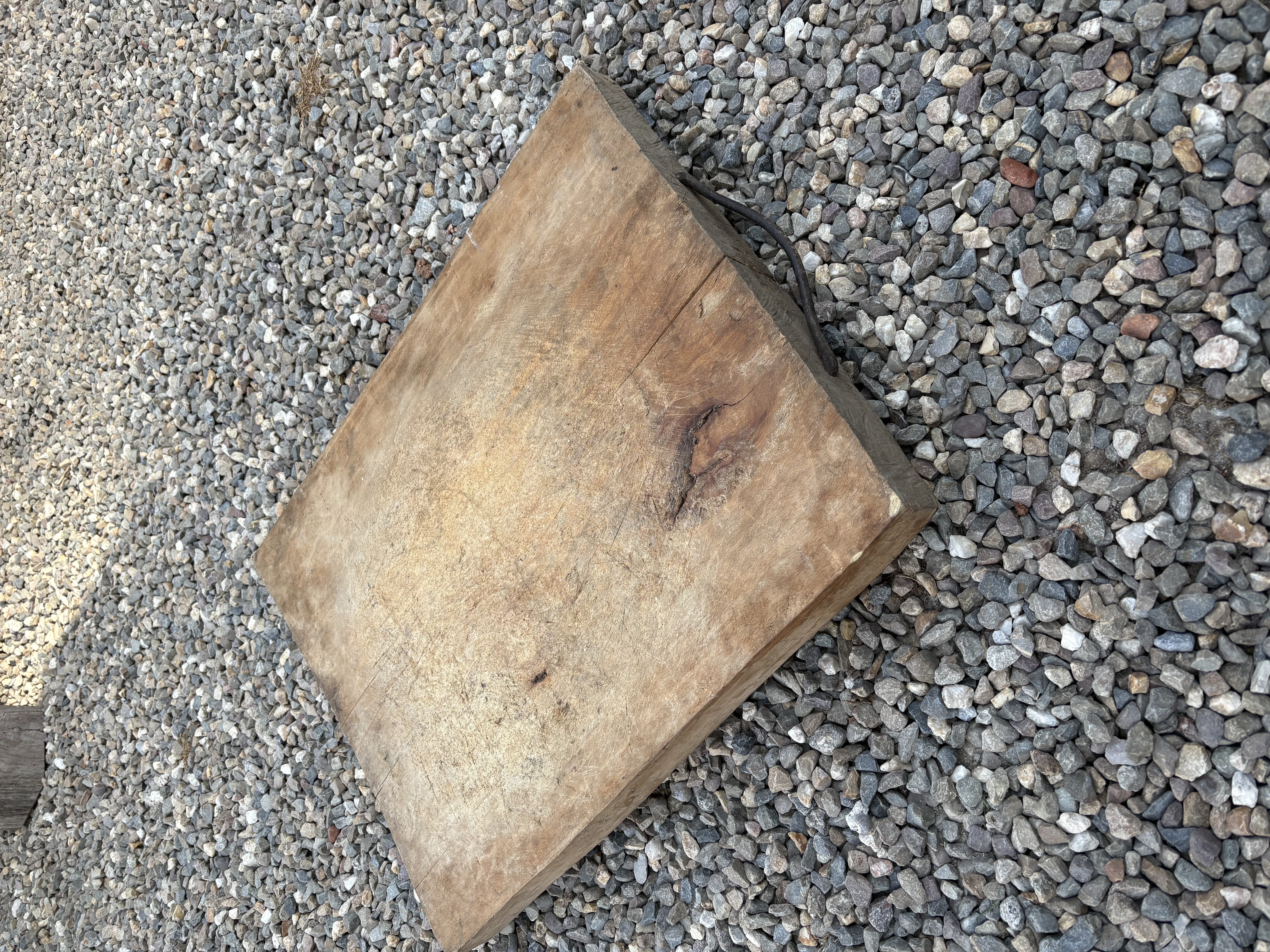 Hele gave stoere grote oude vergrijsd doorleefd houten snijplank hakblok