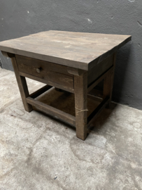 Oud vergrijsd houten tafeltje bijzettafeltje nachtkastje kastje haltafeltje landelijk stoer met lade laatje