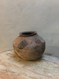 Grote Oude houten pot met metalen beslag zink zinken kruik vaas hout oud landelijk stoer robuust groot