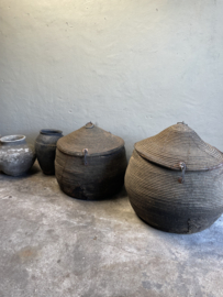 Prachtige unieke grote orginele oude vergrijsde mand 85 cm doorsnede dessert basket met deksel landelijk stoer sober vintage uniek desert