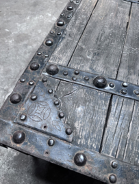 Mega grote stoere oude vergrijsd houten salontafel 181 x 92 cm gemaakt van oude deur poort metalen beslag en stalen onderstel ene catcher stoer landelijk industrieel