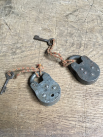 Oude kleine metalen sloten hangslot oud slot slotje met sleuteltjes werkend