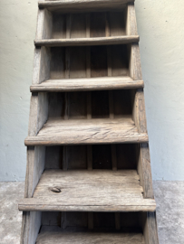 Oude vergrijsd houten dichte trap voor opkamer kelder of verdieping voor renovatie bij oud pand bijvoorbeeld boekenrek boekenkast etagere vide vliering kelder schap rek landelijk stoer