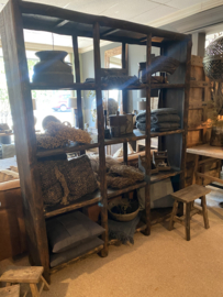 Prachtige grote zwart/bruin vergrijsd houten kast boekenkast vakkenkast kast rek schap wandje  winkelkast roomdivider met schappen vakken landelijk industrieel stoer H211 x 180 x 40 cm