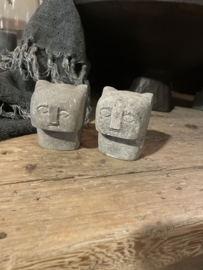 Klein grijs stenen beeldje hoofd pop poppetje landelijk kat poes stoer sober