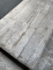 Prachtige grote oude vergrijsd doorleefde houten salontafel met veel grove nerf landelijk stoer robuust industrieel oude deur bed
