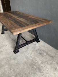 Stoere industriële tafel eettafel fabriekstafel werkbank dining table zwart gietijzeren onderstel met houten blad 240 x 100 x H76 cm