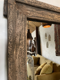 Prachtige  grote oude vergrijsd houten spiegel  tuinspiegel halspiegel passpiegel robuust oosters houtsnijwerk imposant ene-catcher grof landelijk urban stoer industrieel
