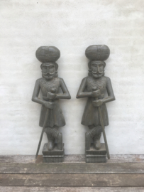 Prachtige grote set van 2 handgemaakte houten beeld beelden torso buste soldaat man bewaking bewakers beveiliging wachter deurwachters entree welkomst poortwachter grijs 120 cm