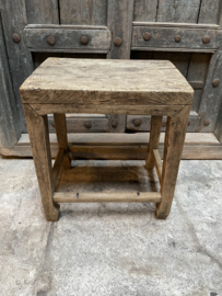 Prachtig oud doorleefd vergrijsd houten tafeltje kruk krukje stoer robuust grove nerf sober oud hout