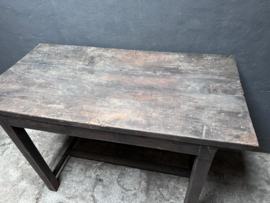 Stoere hoge robuuste oude vergrijsd houten tafel bartafel hangtafel sta-tafel stamtafel buro bureau werkbank  werktafel landelijk industrieel vintage eettafel
