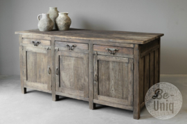 Heel gaaf oud stoer doorleefd houten kookeiland keukeneiland keukenblok kast dressoir landelijk vintage industrieel werkbank