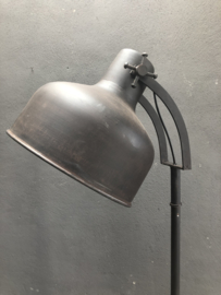 Stoere bruin metalen vloerlamp grijsbruin leeslamp staande lamp op wieltjes industrieel stoer landelijk vintage