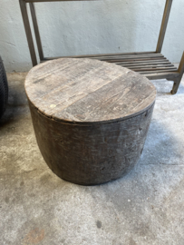 Prachtige ronde ovale organische vergrijsd houten kist houten dekenkist tafel salontafel landelijk stoer sober 63 x 60 x H40 cm