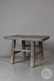 Hele stoere grove grof houten tafel tafeltje bijzettafel bijzettafeltje bankje kruk landelijk stoer robuust sober H46 x 64 x 37 cm