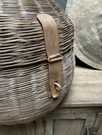 Grote ronde naturel vergrijsde rieten rotan mand met deksel landelijk stoer vintage