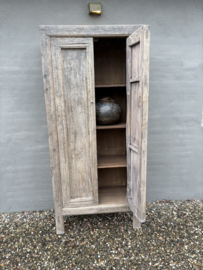 Prachtige grote vergrijsd houten 2deurs dichte kast linnenkast keukenkast boekenkast archief ordners landelijk sober