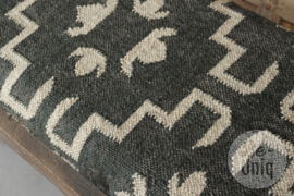 Vergrijsd houten bank bankje 120  cm met kelim stoffen bekleding kussen antraciet beige grijs bekleding stof stoffen zitting landelijk vintage boho