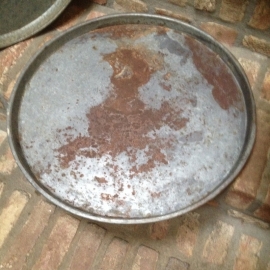Oud metalen dienblad rond schaal ronde +-54 cm industriële grijs grijsbruin industrieel landelijk Brocant stoer metaal