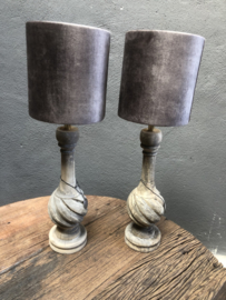 Oud vergrijsd houten lamp lampjeTafellamp Levi compleet met kapje landelijk sober stoer