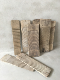 Oud vergrijsd houten wasbord wasplank wasplankje schrobbord  wasbordje plank wasborden decoratie oude landelijke boeren gerei keukengerei