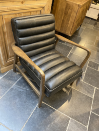 Prachtige vintage houten stoel fauteuil met zwart dik stevig leren zitting vintage landelijk stoer modern industrieel bruin cognac