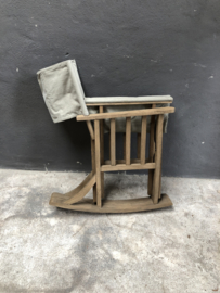 Stoere schommelstoel stoel fauteuil beige klapstoeltje landelijk grijs lichtgrijs grey houten frame linnen stoffen zitting