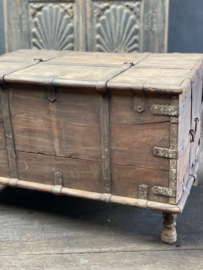Stoere oude vergrijsd houten kist met metalen details beslag klepkist kistje landelijk stoer industrieel