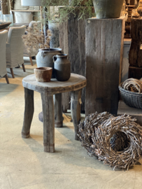 Hele stoere unieke grote grove vergrijsd houten tafel bijzettafel rustiek nostalgisch salontafel tafeltje bijzettafeltje wijntafel wijntafeltje metalen details landelijk stoer