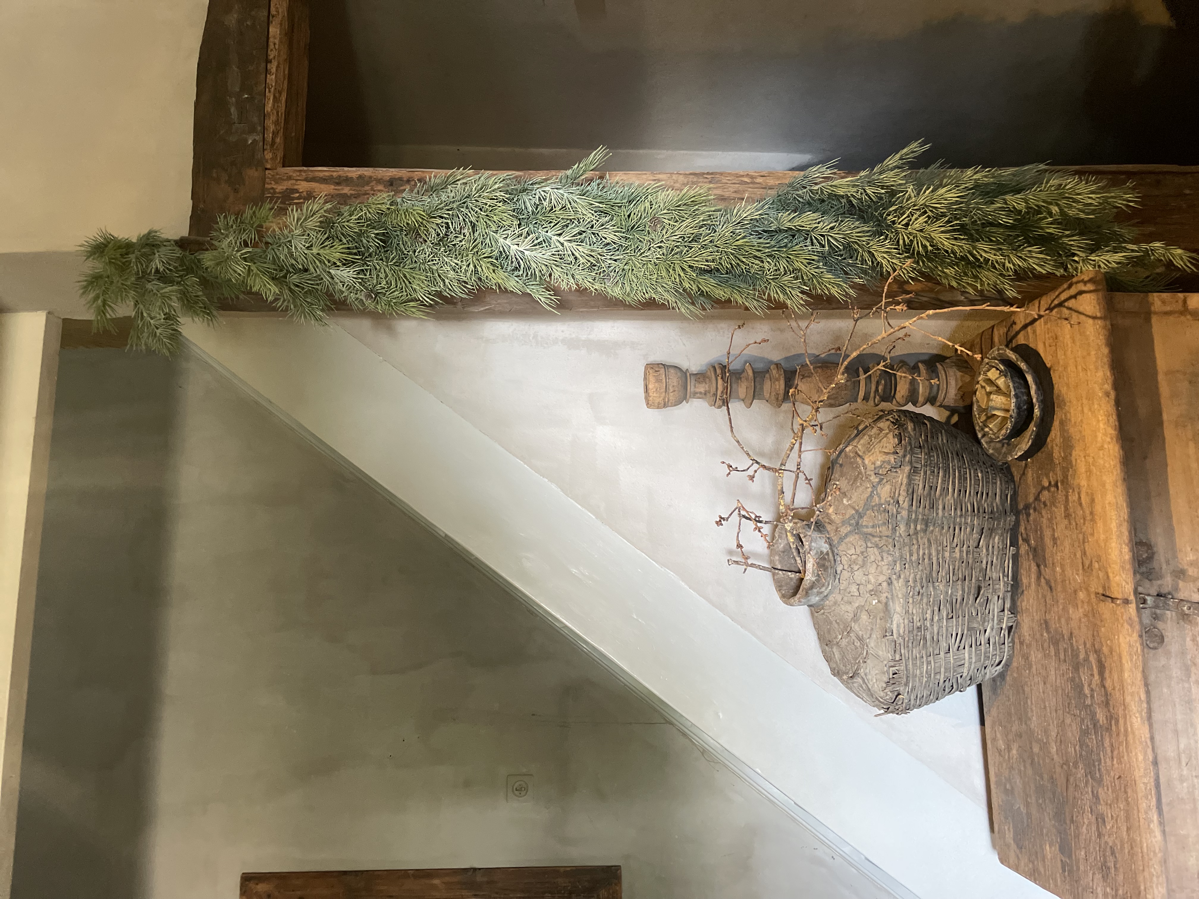 Prachtige grey green grijs groen vergrijsd decoratie tak dennentak guirlande toef winter kerst 185 cm