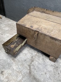 Orgineel uniek Oud metalen lessenaar kassa kassalade kassala desk tafeltje kist kistje vintage landelijk industrieel