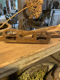 Leuke originele oude houten rammelaar muziekinstrument oud hout metaal landelijk vintage brocant