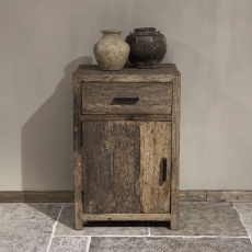Oud vergrijsd houten Railway truckwood hoge nachtkastjes links & rechts nachtkastje 53 x37 x H83 cm landelijk vergrijsde deurtje lade laatje industrieel metalen greepje beslag SEP