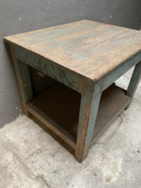 Oud vergrijsd houten tafel met ijzeren onderblad  bijzettafel werkbank workmate bijzettafel hoektafel hakblok keukeneiland keukenblok sidetable werktafel keukentafel winkeltafel landelijk industrieel vintage stoer urban hout Turkoise