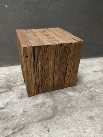Stoer grof oud railway truckwood houten blok sokkel zuil tafel op wieltjes salontafel bijzettafel 45 x 45 x 46 cm