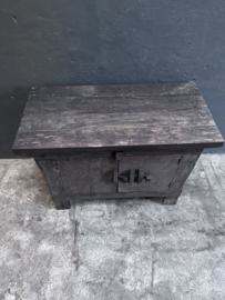 Stoere houten truckwood kast kastje met klos klosje aura Peeperkorn dressoir houten oud hout commode landelijk stoer robuust 2 deurs