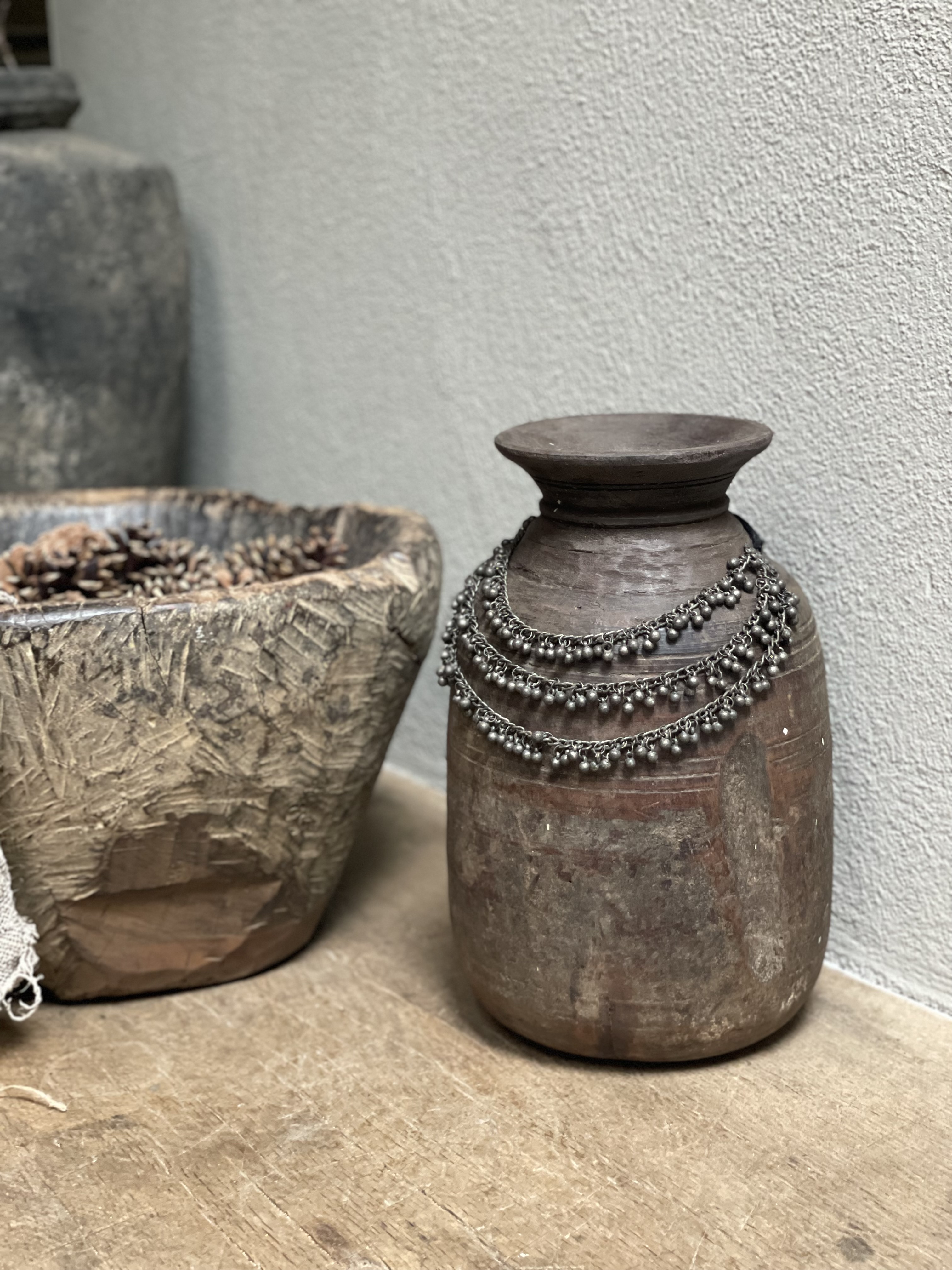 Prachtige oude houten Nepal pot nr.99 kruik vaas hout met metalen sieraad landelijk stoer shabby vintage