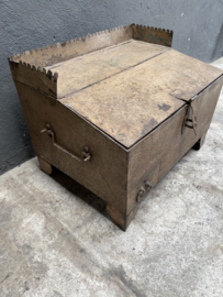 Oud metalen lessenaar kassa kassalade kassala desk tafeltje kist kistje vintage landelijk industrieel