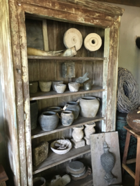 Grote oude houten kast legplanken winkelkast schoenenrek sober landelijk stoer groot hout vergrijsd beige boekenkast keukenkast