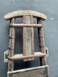 Hele gave stoere grote vergrijsd houten stoel fauteuil landelijk stoer vintage eye-catcher