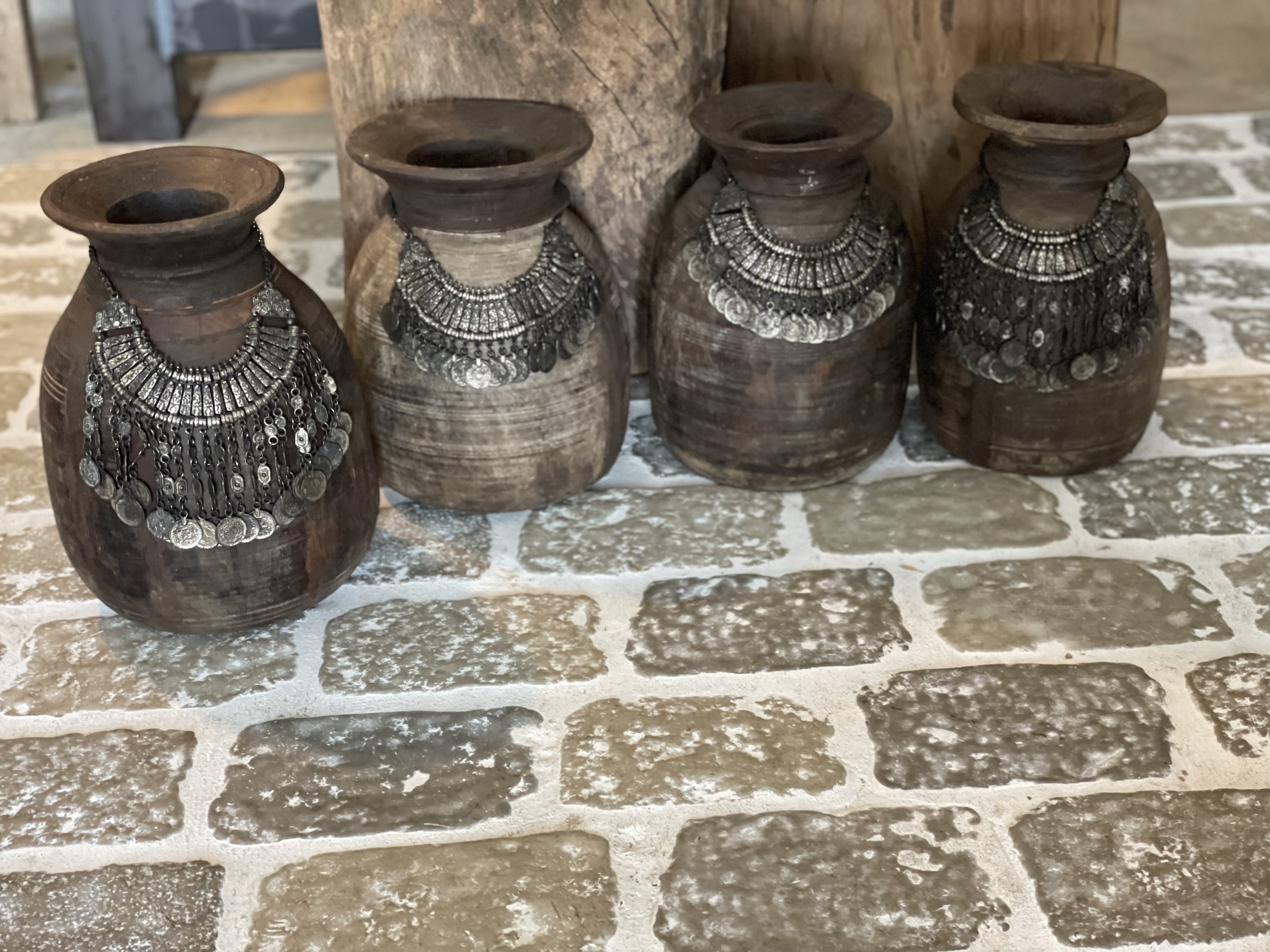 Prachtige oude houten Nepal pot kruik vaas hout met metalen sieraad landelijk stoer shabby vintage
