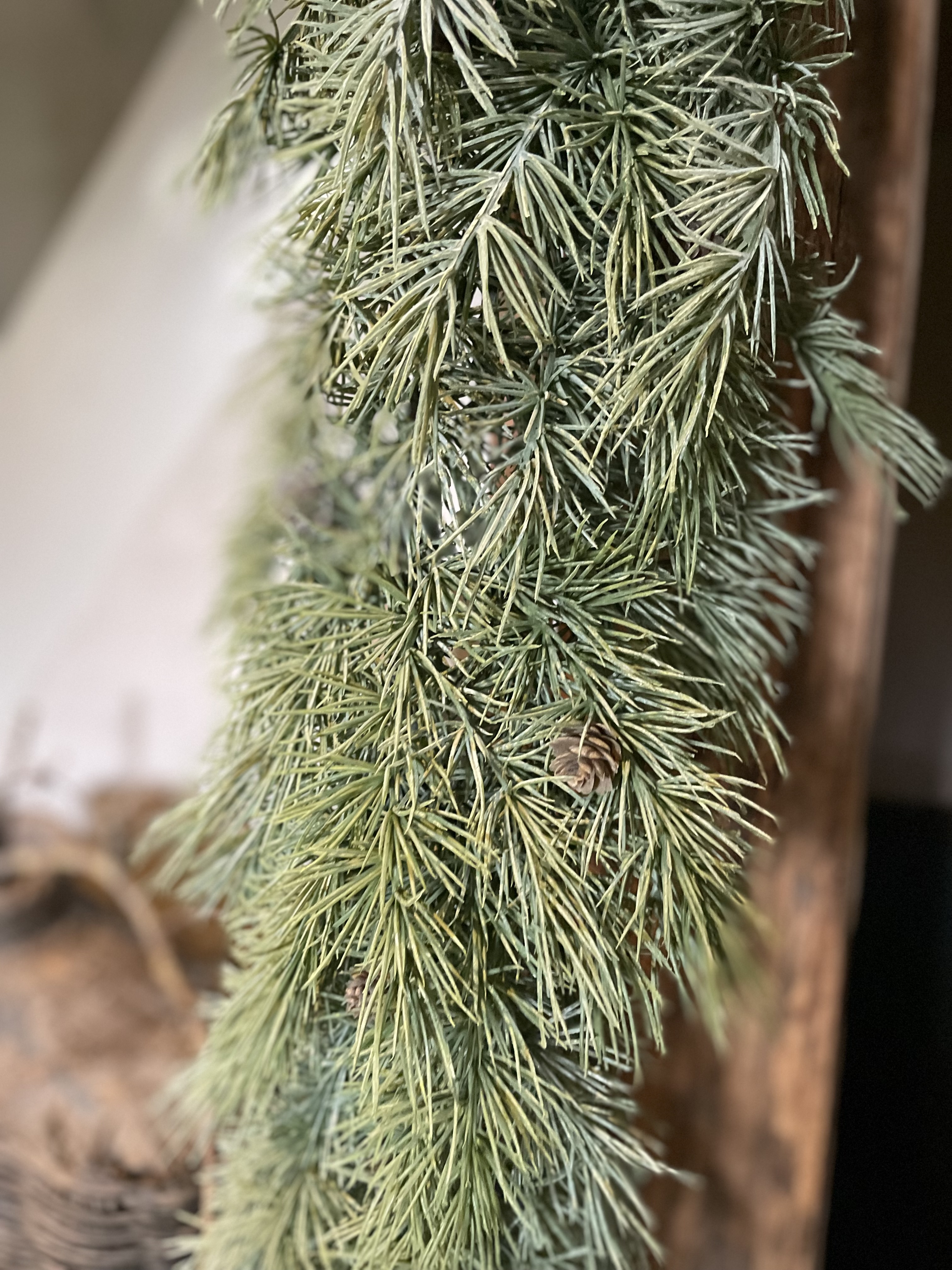 Prachtige grey green grijs groen vergrijsd decoratie tak dennentak guirlande toef winter kerst 185 cm