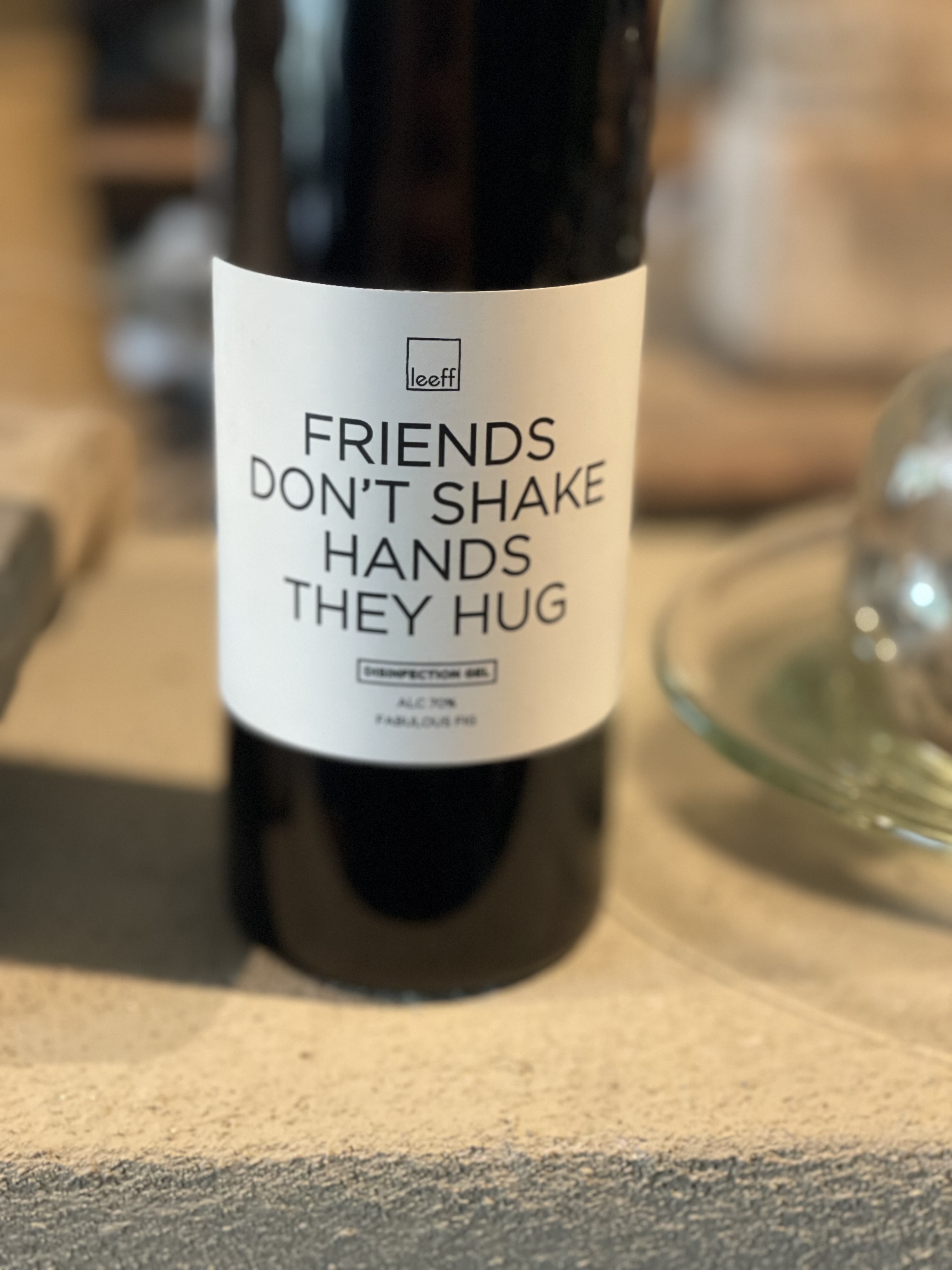 Zeeppompje zeeppomp 500 ml handzeep met leuke tekst friends don’t shake hands they hug kadotip kadootje