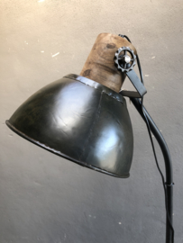 Industriële metalen vloerlamp staande lamp met houten details landelijk stoer zwart bruin