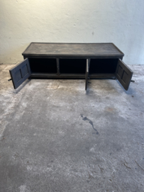 Stoere oude vergrijsd houten salontafel kast  dekenkist salontafel tafel bijzettafel tafeltje met oud metalen beslag industrieel sober landelijk  metaal industrieel vintage