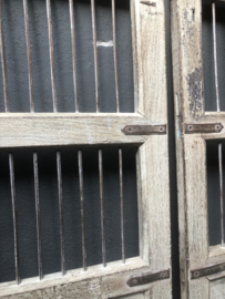 Oud doorleefd vergrijsd houten luik luiken poortje raam met tralies Set van 2 stuks landelijk stoer industrieel vintage