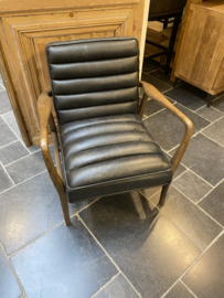 Prachtige vintage houten stoel fauteuil met zwart dik stevig leren zitting vintage landelijk stoer modern industrieel bruin cognac